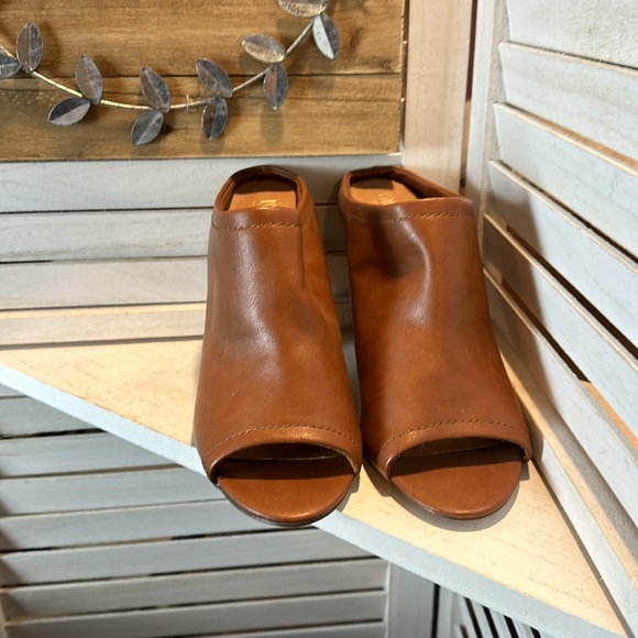 Mossimo Heeled Open Toed Clogs - Picture 2 of 8